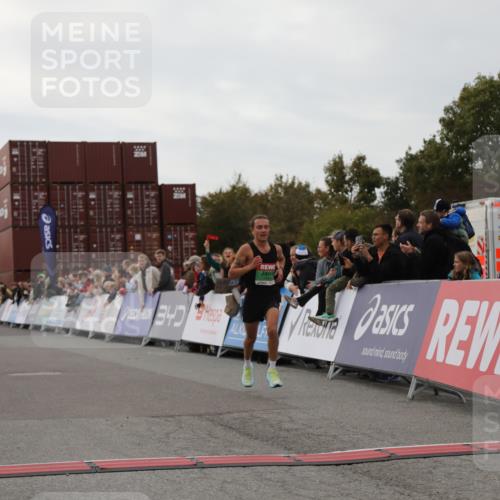 03.10.2025 - Köhlbrandbrückenlauf Yannick Fuchs http://msf.ph/oto/8982860 03.10.2025 15:50:07 Ziel 7033, 7066, 9742 meine-sportfotos.de