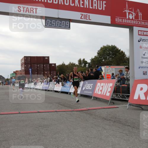 03.10.2025 - Köhlbrandbrückenlauf Yannick Fuchs http://msf.ph/oto/8982863 03.10.2025 15:50:07 Ziel 7033, 7066, 9742 meine-sportfotos.de