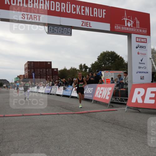 03.10.2025 - Köhlbrandbrückenlauf Yannick Fuchs http://msf.ph/oto/8982865 03.10.2025 15:50:07 Ziel 7033, 7066, 9742 meine-sportfotos.de