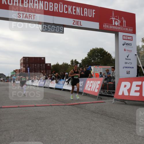 03.10.2025 - Köhlbrandbrückenlauf Yannick Fuchs http://msf.ph/oto/8982867 03.10.2025 15:50:07 Ziel 7033, 7066, 9742 meine-sportfotos.de