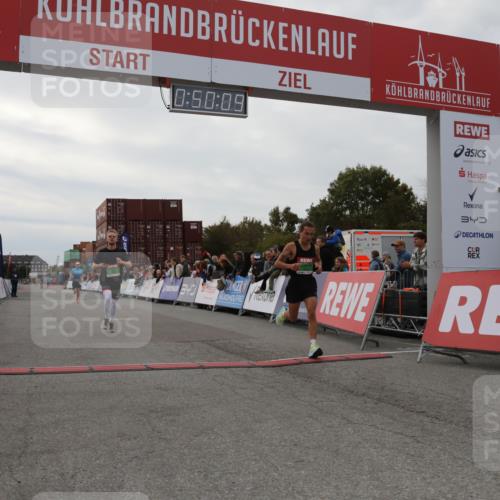 03.10.2025 - Köhlbrandbrückenlauf Yannick Fuchs http://msf.ph/oto/8982869 03.10.2025 15:50:07 Ziel 7033, 7066, 9742 meine-sportfotos.de