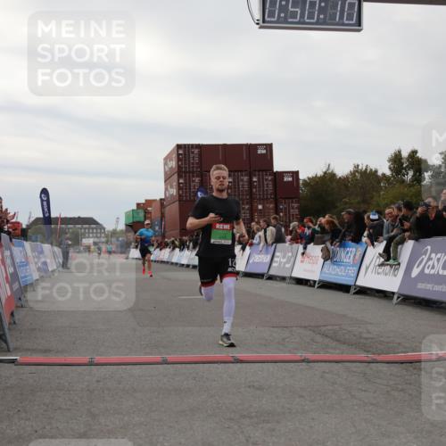 03.10.2025 - Köhlbrandbrückenlauf Yannick Fuchs http://msf.ph/oto/8982870 03.10.2025 15:50:08 Ziel 7033, 7066, 9742 meine-sportfotos.de