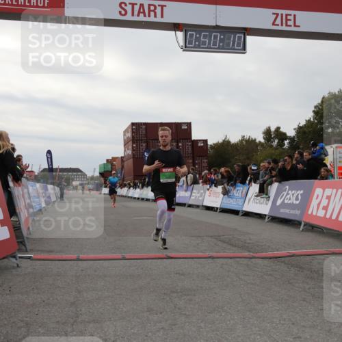 03.10.2025 - Köhlbrandbrückenlauf Yannick Fuchs http://msf.ph/oto/8982872 03.10.2025 15:50:08 Ziel 7033, 7066, 9742 meine-sportfotos.de