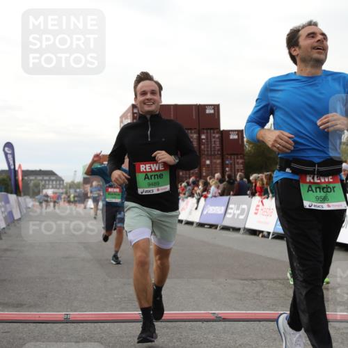 03.10.2025 - Köhlbrandbrückenlauf Yannick Fuchs http://msf.ph/oto/8982873 03.10.2025 16:05:49 Ziel 7547, 7646, 8616, 8924, 8966, 9102, 9489, 9566 meine-sportfotos.de