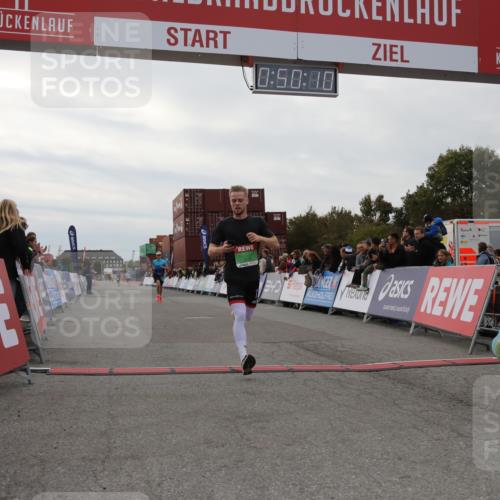 03.10.2025 - Köhlbrandbrückenlauf Yannick Fuchs http://msf.ph/oto/8982874 03.10.2025 15:50:08 Ziel 7033, 7066, 9742 meine-sportfotos.de