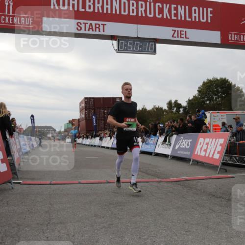 03.10.2025 - Köhlbrandbrückenlauf Yannick Fuchs http://msf.ph/oto/8982876 03.10.2025 15:50:09 Ziel 7033, 7066, 9742 meine-sportfotos.de