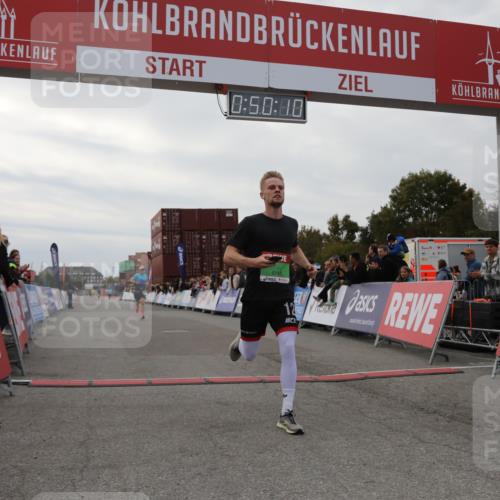 03.10.2025 - Köhlbrandbrückenlauf Yannick Fuchs http://msf.ph/oto/8982878 03.10.2025 15:50:09 Ziel 7033, 7066, 9742 meine-sportfotos.de