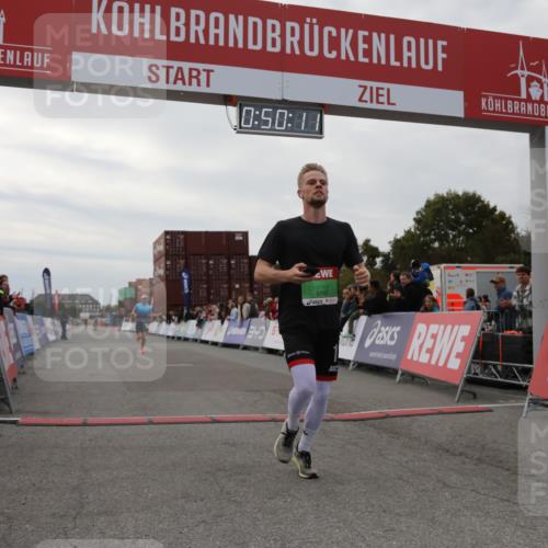 03.10.2025 - Köhlbrandbrückenlauf Yannick Fuchs http://msf.ph/oto/8982880 03.10.2025 15:50:09 Ziel 7033, 7066, 9742 meine-sportfotos.de