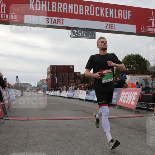 03.10.2025 - Köhlbrandbrückenlauf Yannick Fuchs http://msf.ph/oto/8982882 03.10.2025 15:50:09 Ziel 7033, 7066, 9742 meine-sportfotos.de