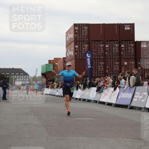 03.10.2025 - Köhlbrandbrückenlauf Yannick Fuchs http://msf.ph/oto/8982884 03.10.2025 15:50:10 Ziel 7033, 7066, 9742 meine-sportfotos.de