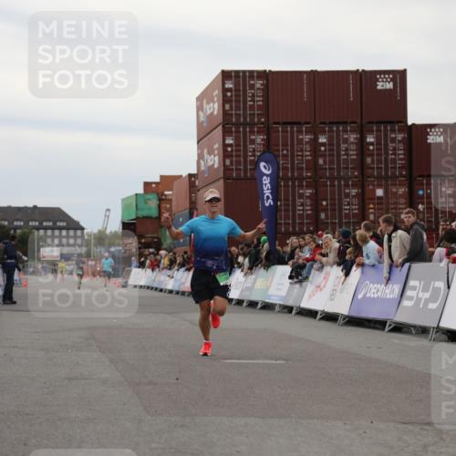 03.10.2025 - Köhlbrandbrückenlauf Yannick Fuchs http://msf.ph/oto/8982886 03.10.2025 15:50:10 Ziel 7033, 7066, 9742 meine-sportfotos.de