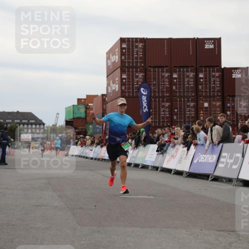 03.10.2025 - Köhlbrandbrückenlauf Yannick Fuchs http://msf.ph/oto/8982888 03.10.2025 15:50:10 Ziel 7033, 7066, 9742 meine-sportfotos.de