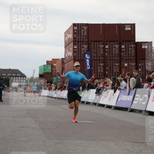 03.10.2025 - Köhlbrandbrückenlauf Yannick Fuchs http://msf.ph/oto/8982890 03.10.2025 15:50:10 Ziel 7033, 7066, 9742 meine-sportfotos.de
