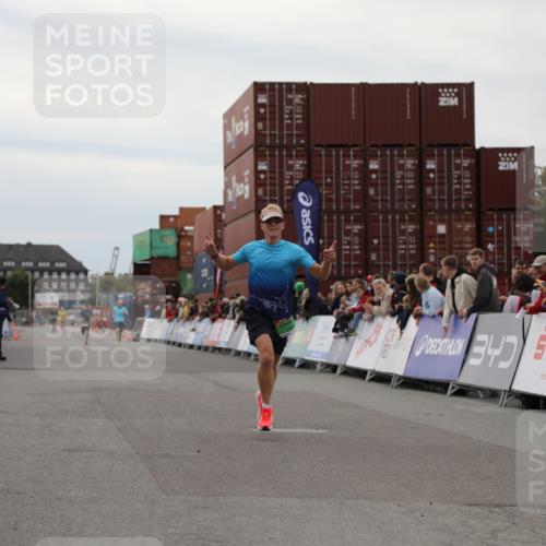 03.10.2025 - Köhlbrandbrückenlauf Yannick Fuchs http://msf.ph/oto/8982892 03.10.2025 15:50:10 Ziel 7033, 7066, 9742 meine-sportfotos.de