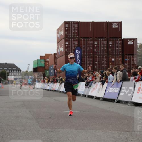 03.10.2025 - Köhlbrandbrückenlauf Yannick Fuchs http://msf.ph/oto/8982894 03.10.2025 15:50:10 Ziel 7033, 7066, 9742 meine-sportfotos.de