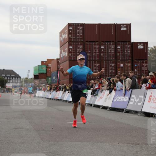03.10.2025 - Köhlbrandbrückenlauf Yannick Fuchs http://msf.ph/oto/8982896 03.10.2025 15:50:11 Ziel 7033, 7066, 9742 meine-sportfotos.de