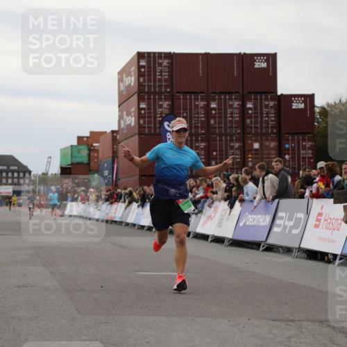 03.10.2025 - Köhlbrandbrückenlauf Yannick Fuchs http://msf.ph/oto/8982898 03.10.2025 15:50:11 Ziel 7033, 7066, 9742 meine-sportfotos.de