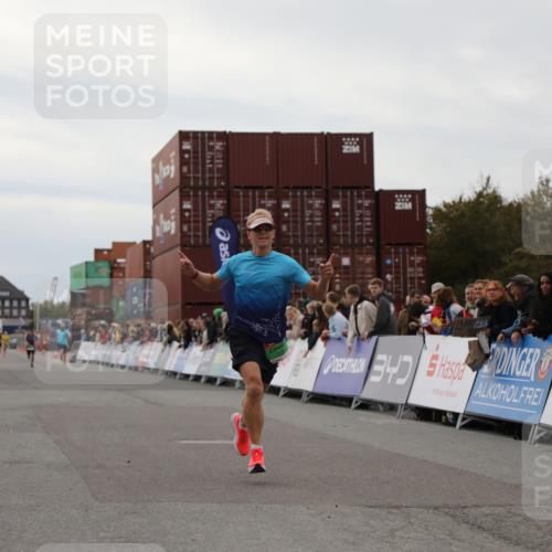 03.10.2025 - Köhlbrandbrückenlauf Yannick Fuchs http://msf.ph/oto/8982900 03.10.2025 15:50:11 Ziel 7033, 7066, 9742 meine-sportfotos.de