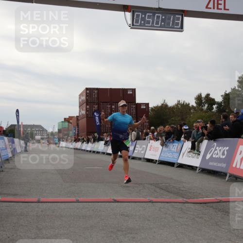 03.10.2025 - Köhlbrandbrückenlauf Yannick Fuchs http://msf.ph/oto/8982902 03.10.2025 15:50:11 Ziel 7033, 7066, 9742 meine-sportfotos.de