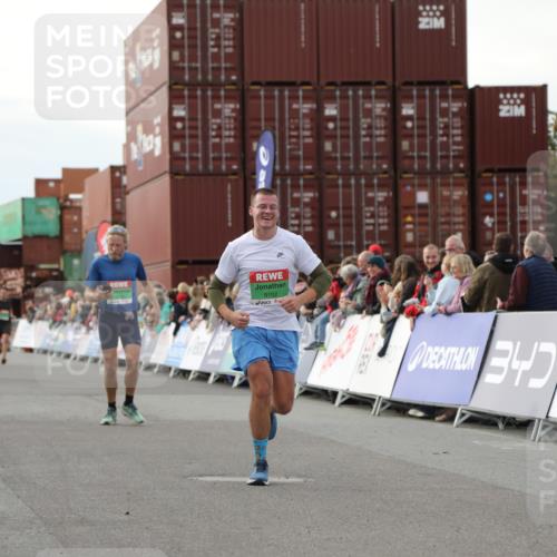 03.10.2025 - Köhlbrandbrückenlauf Yannick Fuchs http://msf.ph/oto/8982903 03.10.2025 16:05:52 Ziel 7646, 8616, 8924, 9102, 9489 meine-sportfotos.de