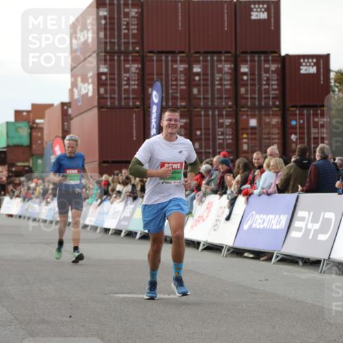 03.10.2025 - Köhlbrandbrückenlauf Yannick Fuchs http://msf.ph/oto/8982904 03.10.2025 16:05:52 Ziel 7646, 8616, 8924, 9102, 9489 meine-sportfotos.de