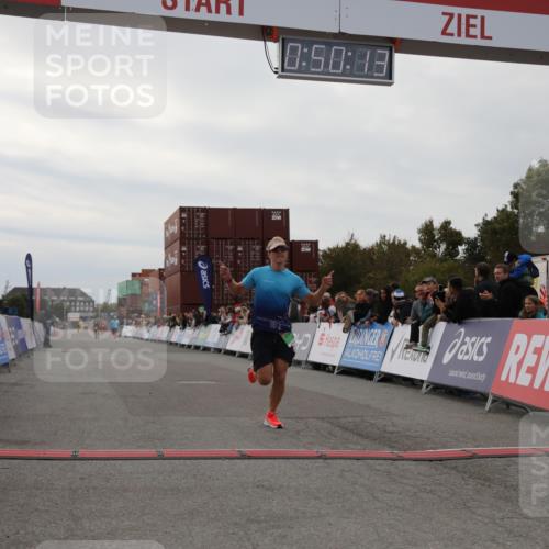03.10.2025 - Köhlbrandbrückenlauf Yannick Fuchs http://msf.ph/oto/8982905 03.10.2025 15:50:11 Ziel 7033, 7066, 9742 meine-sportfotos.de