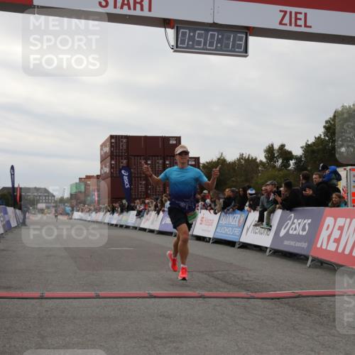 03.10.2025 - Köhlbrandbrückenlauf Yannick Fuchs http://msf.ph/oto/8982907 03.10.2025 15:50:12 Ziel 7033, 9742 meine-sportfotos.de