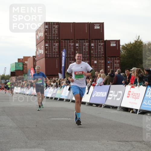 03.10.2025 - Köhlbrandbrückenlauf Yannick Fuchs http://msf.ph/oto/8982908 03.10.2025 16:05:53 Ziel 7646, 8616, 8924, 9102 meine-sportfotos.de