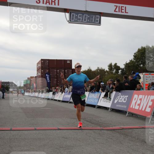 03.10.2025 - Köhlbrandbrückenlauf Yannick Fuchs http://msf.ph/oto/8982909 03.10.2025 15:50:12 Ziel 7033, 9742 meine-sportfotos.de