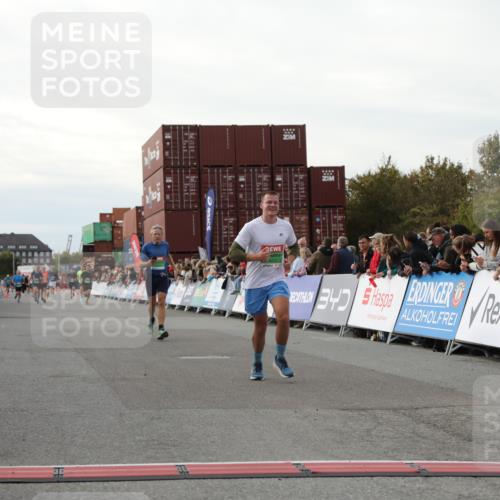 03.10.2025 - Köhlbrandbrückenlauf Yannick Fuchs http://msf.ph/oto/8982911 03.10.2025 16:05:53 Ziel 7646, 8616, 8924, 9102 meine-sportfotos.de