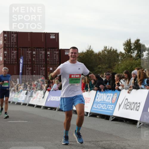 03.10.2025 - Köhlbrandbrückenlauf Yannick Fuchs http://msf.ph/oto/8982919 03.10.2025 16:05:54 Ziel 7646, 8616, 9102 meine-sportfotos.de