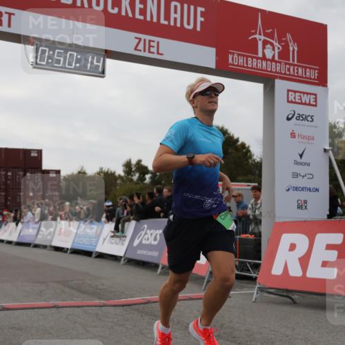 03.10.2025 - Köhlbrandbrückenlauf Yannick Fuchs http://msf.ph/oto/8982920 03.10.2025 15:50:13 Ziel 7033, 9713 meine-sportfotos.de