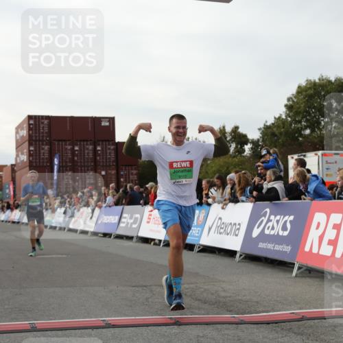 03.10.2025 - Köhlbrandbrückenlauf Yannick Fuchs http://msf.ph/oto/8982923 03.10.2025 16:05:54 Ziel 7646, 8616, 9102 meine-sportfotos.de