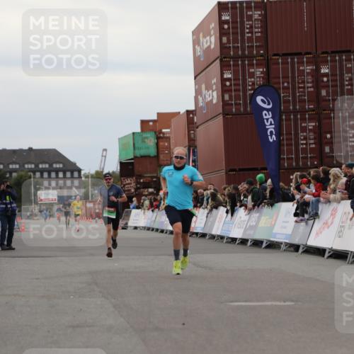 03.10.2025 - Köhlbrandbrückenlauf Yannick Fuchs http://msf.ph/oto/8982924 03.10.2025 15:50:19 Ziel 7045, 9713 meine-sportfotos.de