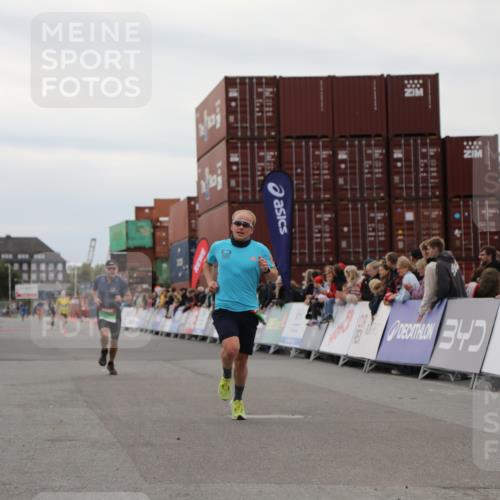 03.10.2025 - Köhlbrandbrückenlauf Yannick Fuchs http://msf.ph/oto/8982935 03.10.2025 15:50:20 Ziel 7045, 9713 meine-sportfotos.de