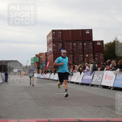 03.10.2025 - Köhlbrandbrückenlauf Yannick Fuchs http://msf.ph/oto/8982939 03.10.2025 15:50:21 Ziel 7045, 9713 meine-sportfotos.de