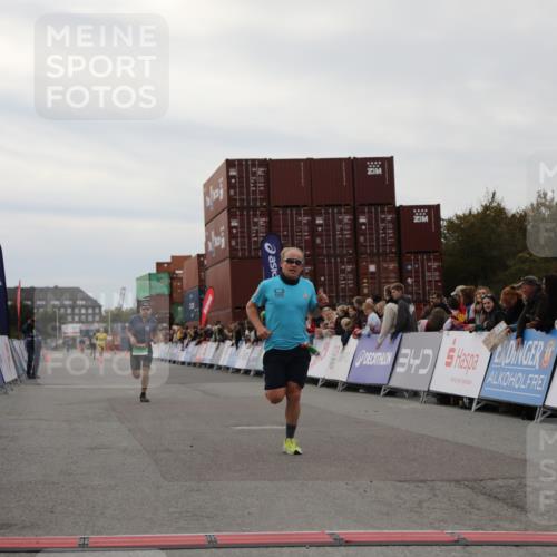 03.10.2025 - Köhlbrandbrückenlauf Yannick Fuchs http://msf.ph/oto/8982941 03.10.2025 15:50:21 Ziel 7045, 9713 meine-sportfotos.de