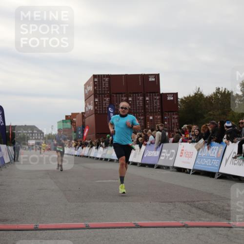 03.10.2025 - Köhlbrandbrückenlauf Yannick Fuchs http://msf.ph/oto/8982942 03.10.2025 15:50:21 Ziel 7045, 9713 meine-sportfotos.de