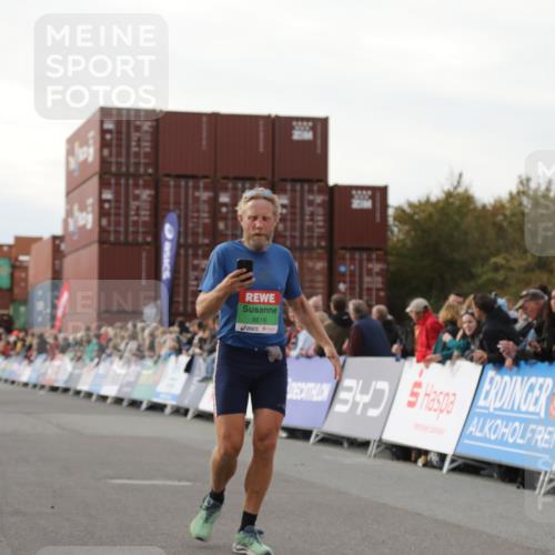 03.10.2025 - Köhlbrandbrückenlauf Yannick Fuchs http://msf.ph/oto/8982943 03.10.2025 16:05:56 Ziel 7610, 8616, 9102, 9468 meine-sportfotos.de
