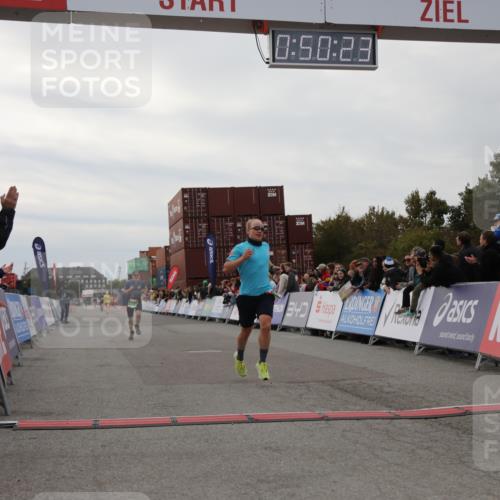 03.10.2025 - Köhlbrandbrückenlauf Yannick Fuchs http://msf.ph/oto/8982944 03.10.2025 15:50:21 Ziel 7045, 9713 meine-sportfotos.de