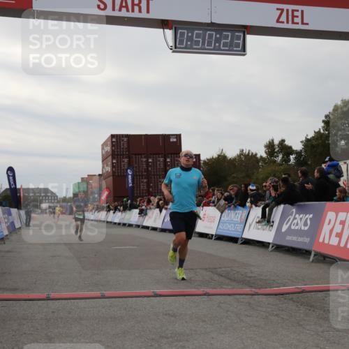 03.10.2025 - Köhlbrandbrückenlauf Yannick Fuchs http://msf.ph/oto/8982947 03.10.2025 15:50:22 Ziel 7045, 9713 meine-sportfotos.de
