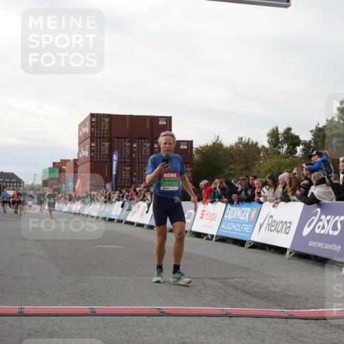 03.10.2025 - Köhlbrandbrückenlauf Yannick Fuchs http://msf.ph/oto/8982948 03.10.2025 16:05:56 Ziel 7610, 8616, 9102, 9468 meine-sportfotos.de