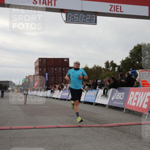 03.10.2025 - Köhlbrandbrückenlauf Yannick Fuchs http://msf.ph/oto/8982949 03.10.2025 15:50:22 Ziel 7045, 9713 meine-sportfotos.de
