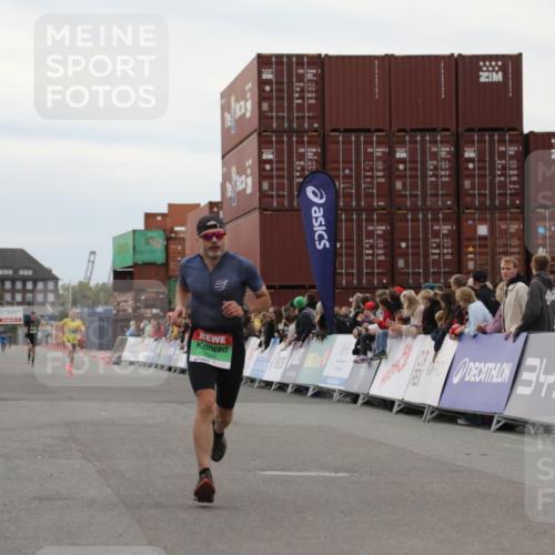 03.10.2025 - Köhlbrandbrückenlauf Yannick Fuchs http://msf.ph/oto/8982962 03.10.2025 15:50:23 Ziel 7045, 7140, 9713 meine-sportfotos.de