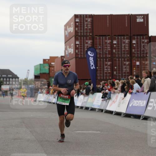 03.10.2025 - Köhlbrandbrückenlauf Yannick Fuchs http://msf.ph/oto/8982964 03.10.2025 15:50:23 Ziel 7045, 7140, 9713 meine-sportfotos.de