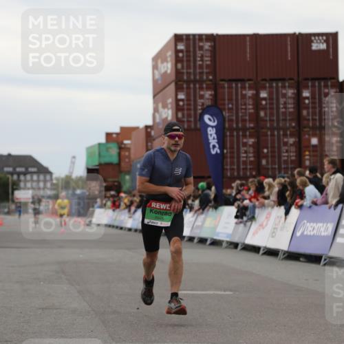 03.10.2025 - Köhlbrandbrückenlauf Yannick Fuchs http://msf.ph/oto/8982966 03.10.2025 15:50:23 Ziel 7045, 7140, 9713 meine-sportfotos.de
