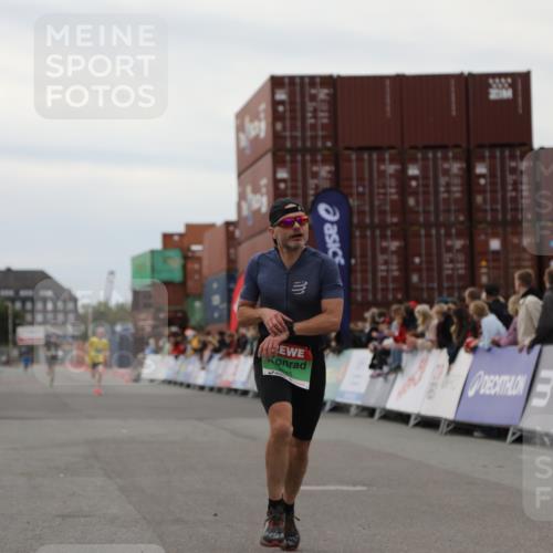 03.10.2025 - Köhlbrandbrückenlauf Yannick Fuchs http://msf.ph/oto/8982969 03.10.2025 15:50:24 Ziel 7045, 7140, 9713 meine-sportfotos.de