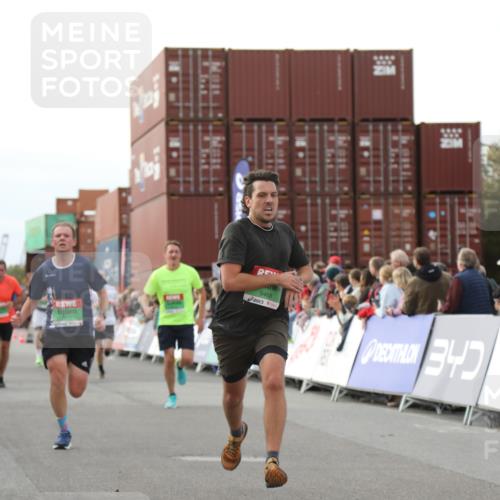 03.10.2025 - Köhlbrandbrückenlauf Yannick Fuchs http://msf.ph/oto/8982970 03.10.2025 16:06:02 Ziel 7610, 8539, 8813, 8886, 9100, 9378, 9468, 9596, 9626 meine-sportfotos.de