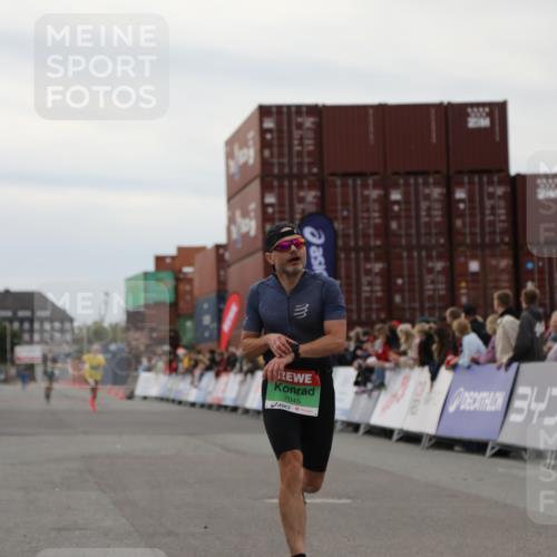 03.10.2025 - Köhlbrandbrückenlauf Yannick Fuchs http://msf.ph/oto/8982971 03.10.2025 15:50:24 Ziel 7045, 7140, 9713 meine-sportfotos.de