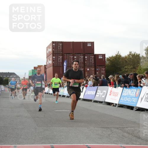03.10.2025 - Köhlbrandbrückenlauf Yannick Fuchs http://msf.ph/oto/8982972 03.10.2025 16:06:02 Ziel 7610, 8539, 8813, 8886, 9100, 9378, 9468, 9596, 9626 meine-sportfotos.de